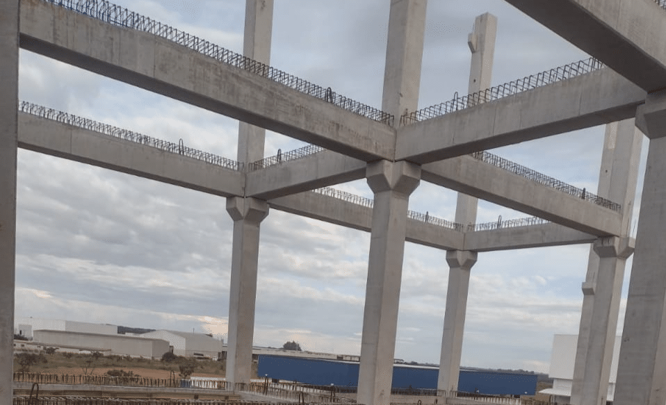 Estrutura de pré-moldado de concreto- Esper Engenharia - Ampliação Geolab